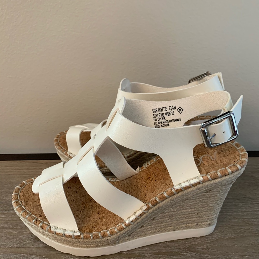BRAND NEW! Never worn! Comfortable & pretty!